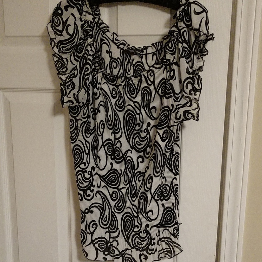 Bellissimo NY black and white crinkle silky top.